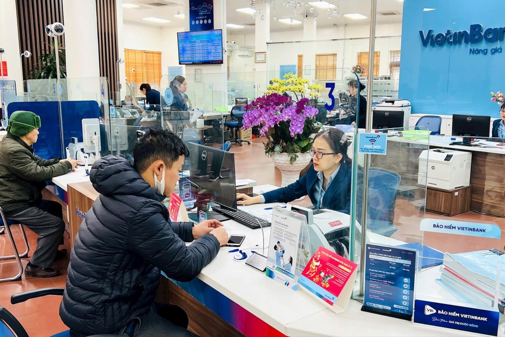 A Hai Duong customer made a 'lucky' deposit of 68 billion VND on the first day of spring.