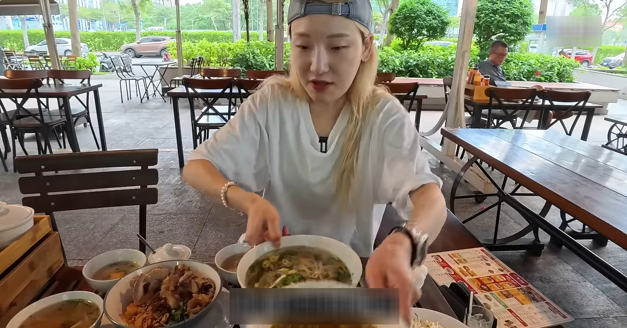 Korean guests ate 4 pho dishes at once, all of them were delicious.