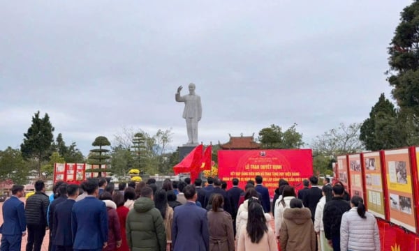 Co To 지구 당 위원회는 당 배지를 수여하고 당원을 받아들였습니다.