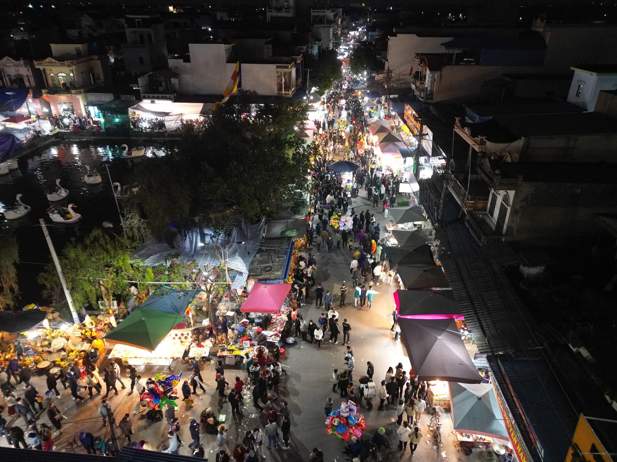 Vieng Market is bustling before the festival opening photo 10