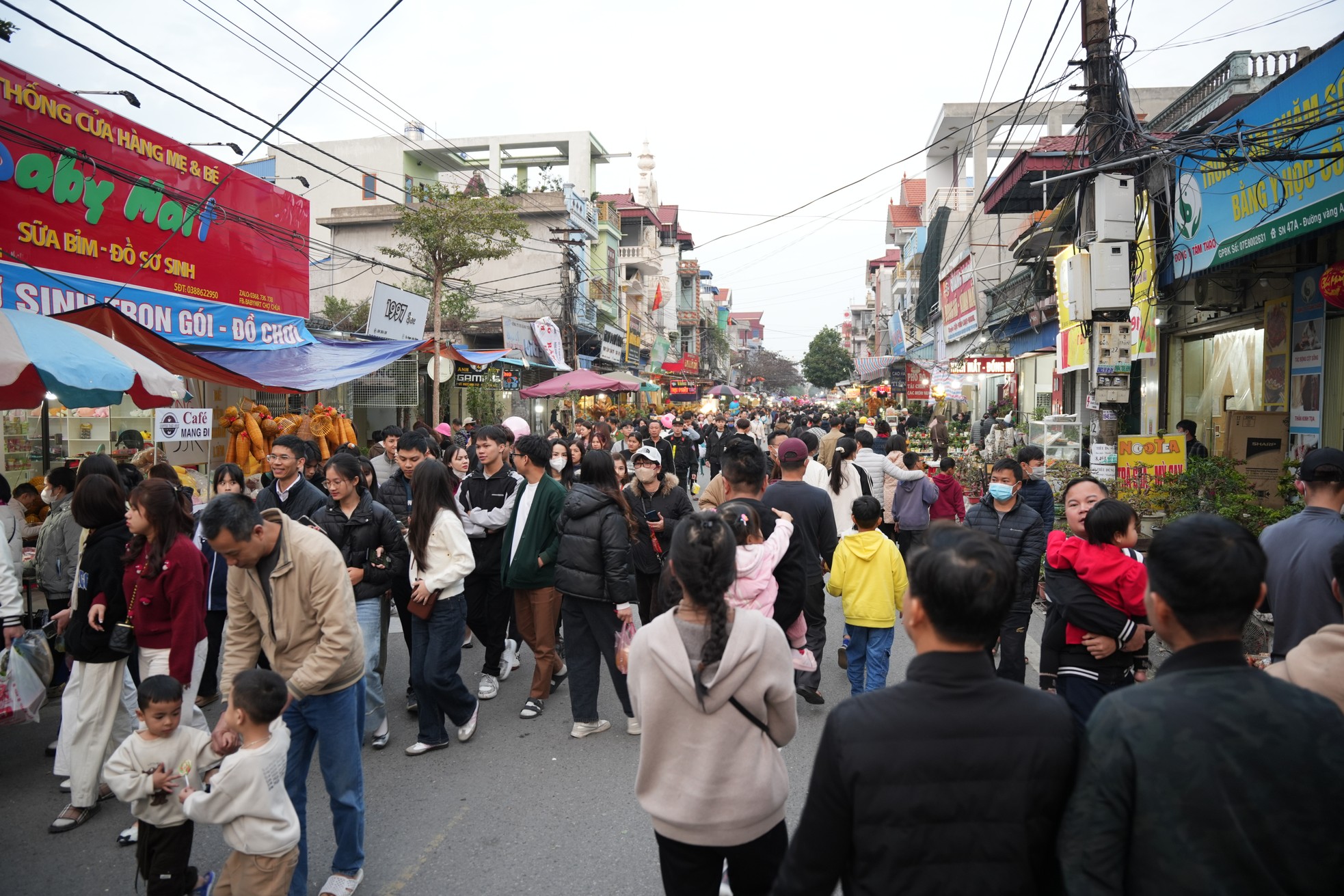 Vieng Market is bustling before the festival opening photo 4