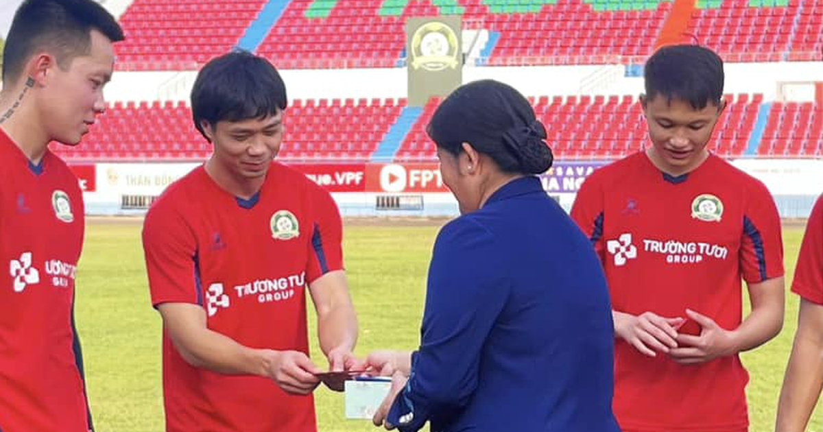 Cong Phuong's image has fans worried, no chance to join the national team?