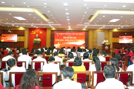 Meeting with officials, civil servants, and employees of advisory and support agencies of the Provincial Party Committee in early Spring of At Ty 2025