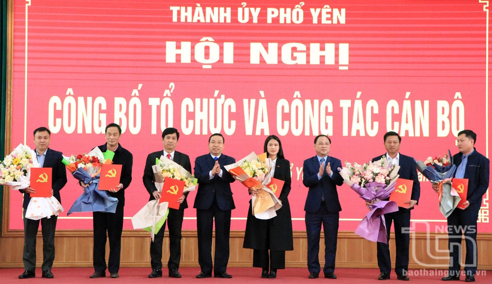 Thường trực Thành ủy Phổ Yên trao các quyết định về công tác cán bộ.