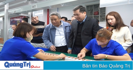 Leaders of Quang Tri province visited and encouraged enterprises and cooperatives to start production and business at the beginning of the new year of At Ty.