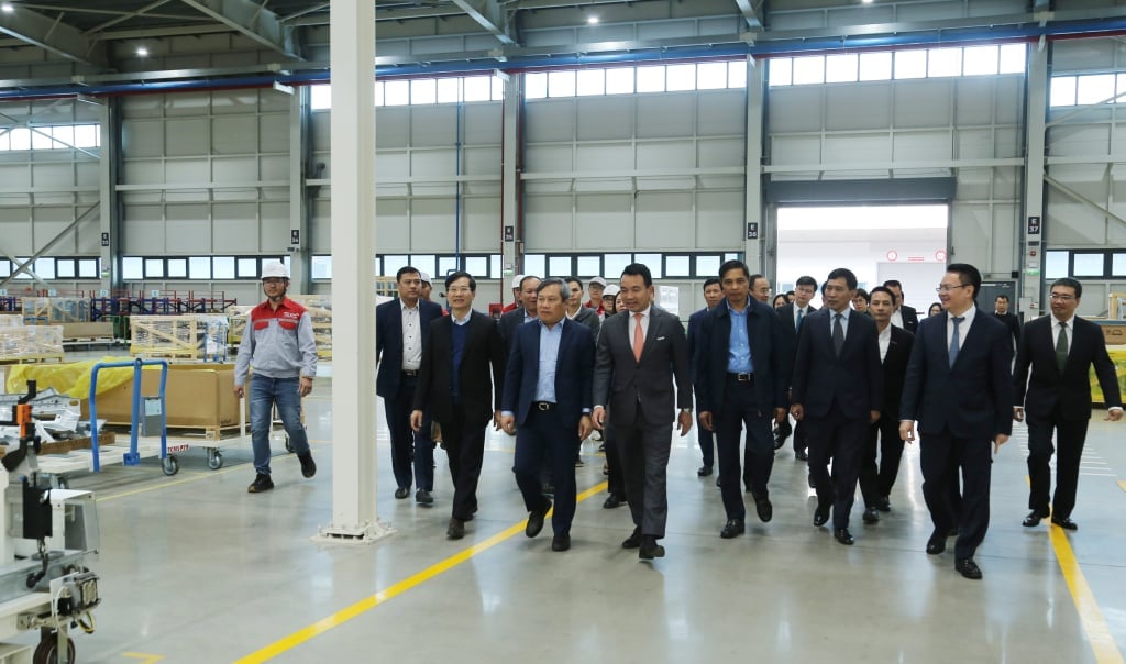 Der Parteisekretär der Provinz besuchte und inspizierte die Produktionssituation der Thanh Cong Viet Hung Automobile Factory im Viet Hung Industrial Park.