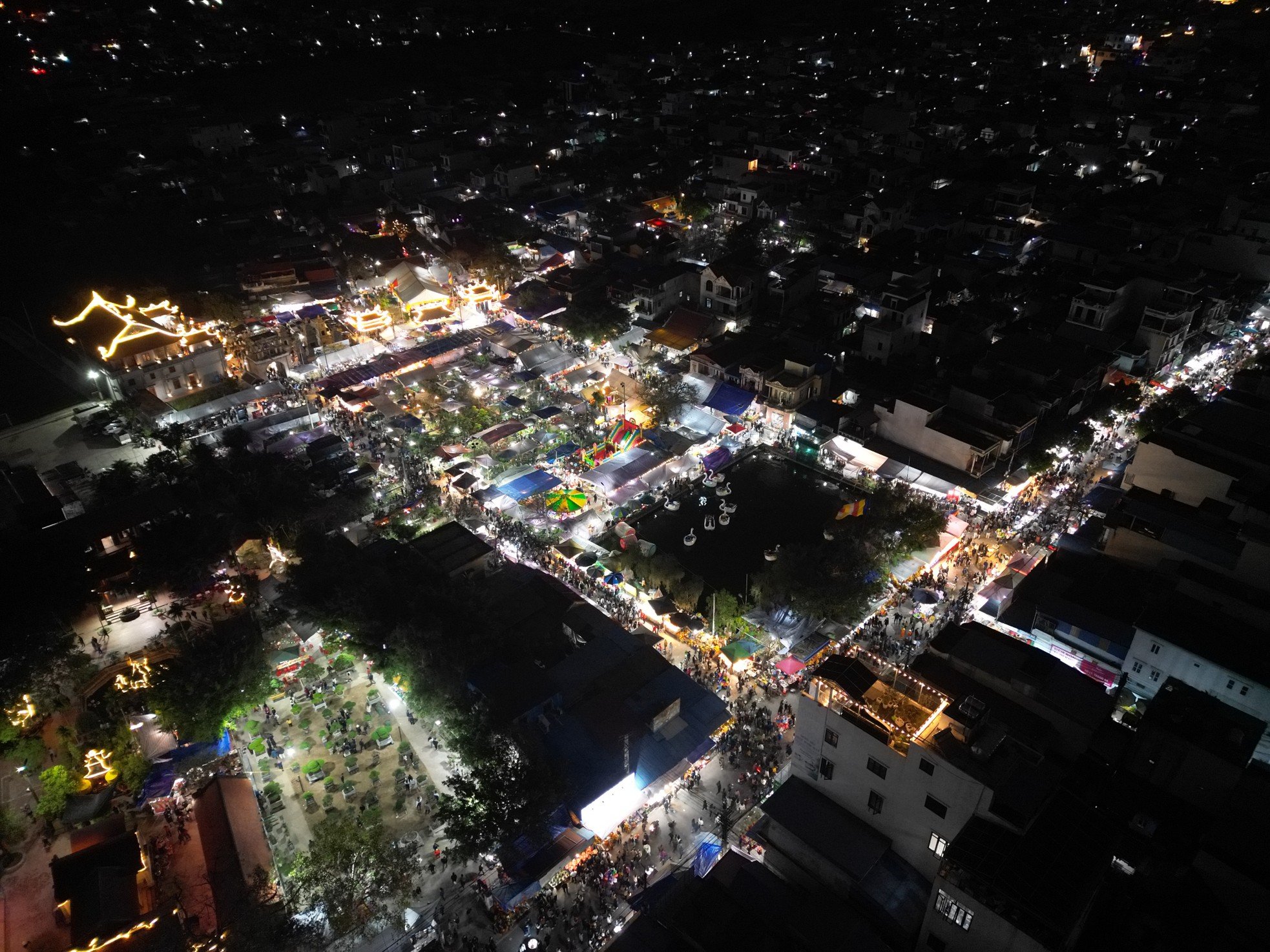 Vieng Market is bustling before the festival opening photo 11