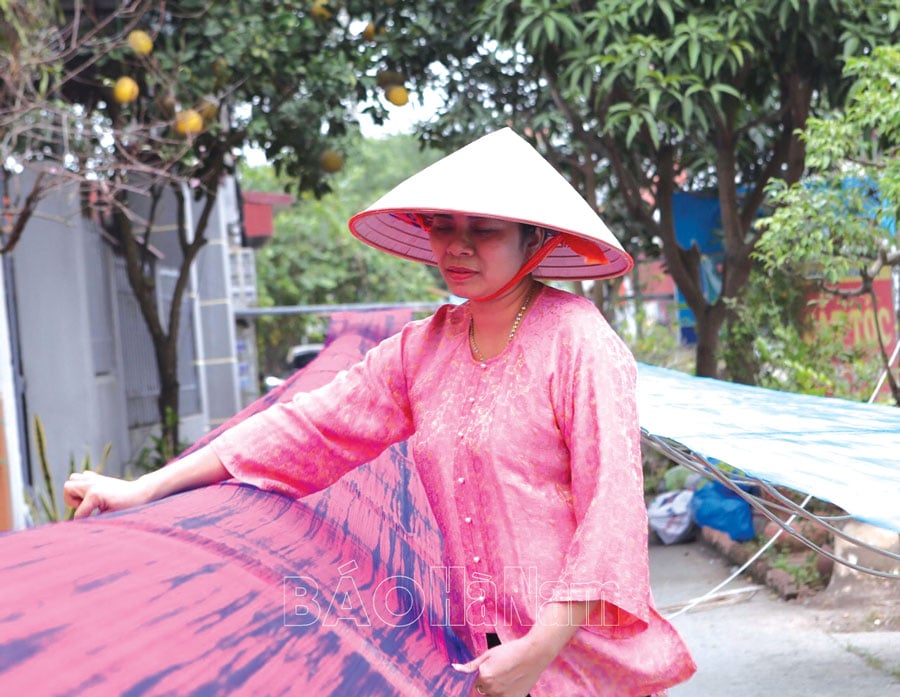 Nha Xa Silk Weaves Dreams Far Away