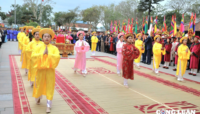 ពិធីបុណ្យប្រភពដើមដ៏អ៊ូអរ