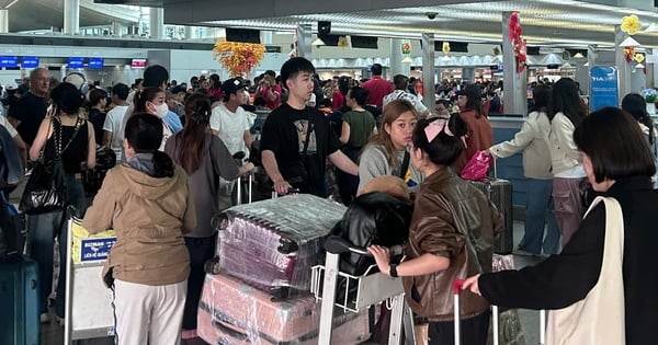 El séptimo día del Tet, el aeropuerto de Tan Son Nhat sigue concurrido