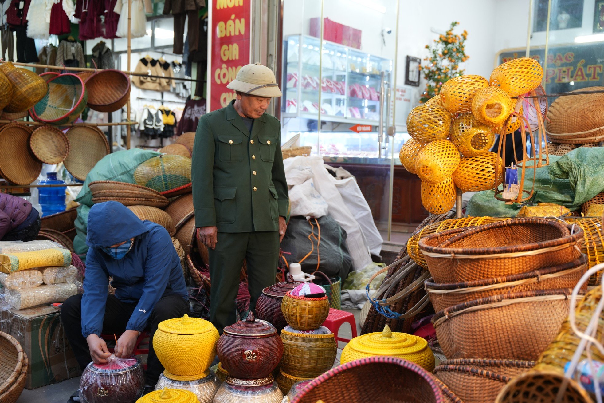 Vieng Market is bustling before the festival opening photo 6