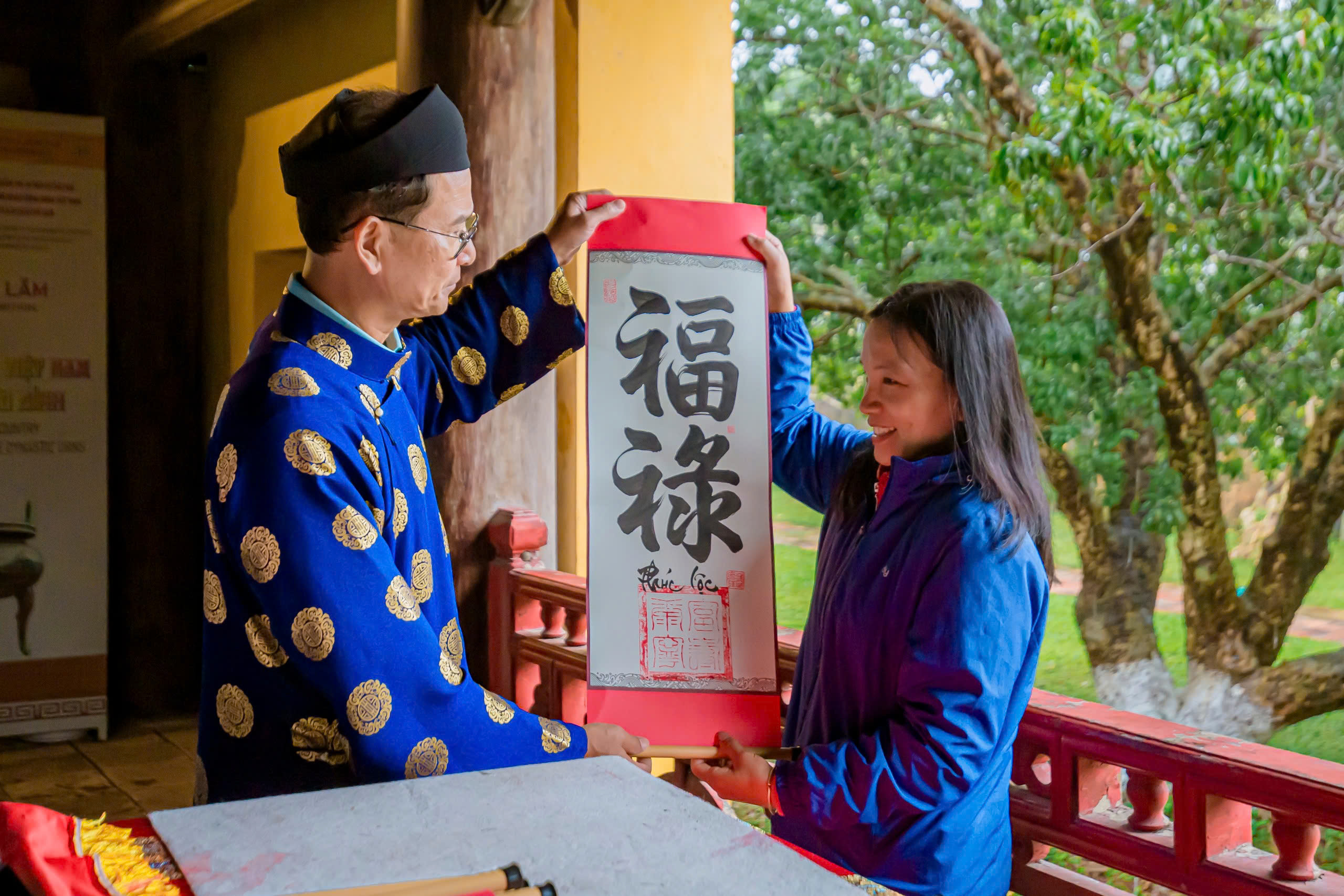 Hoàng cung Huế hạ nêu, khai ấn chúc xuân cho du khách - Ảnh 12.