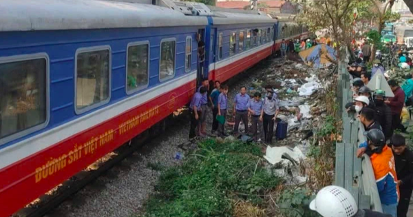 Muere motociclista al chocar con tren