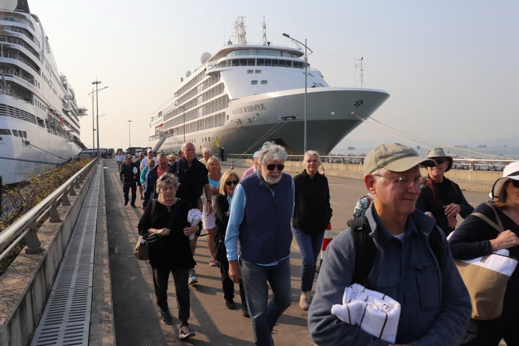 Les touristes en croisière affluent à Ha Long