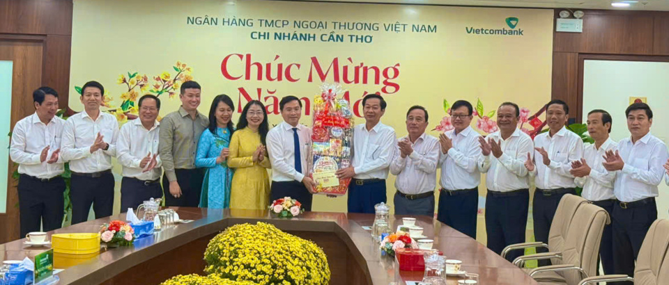 M. Do Thanh Binh, secrétaire du comité du parti de la ville de Can Tho et la délégation ont visité et souhaité une bonne année à la succursale de Vietcombank à Can Tho. Photo : Hong Tham