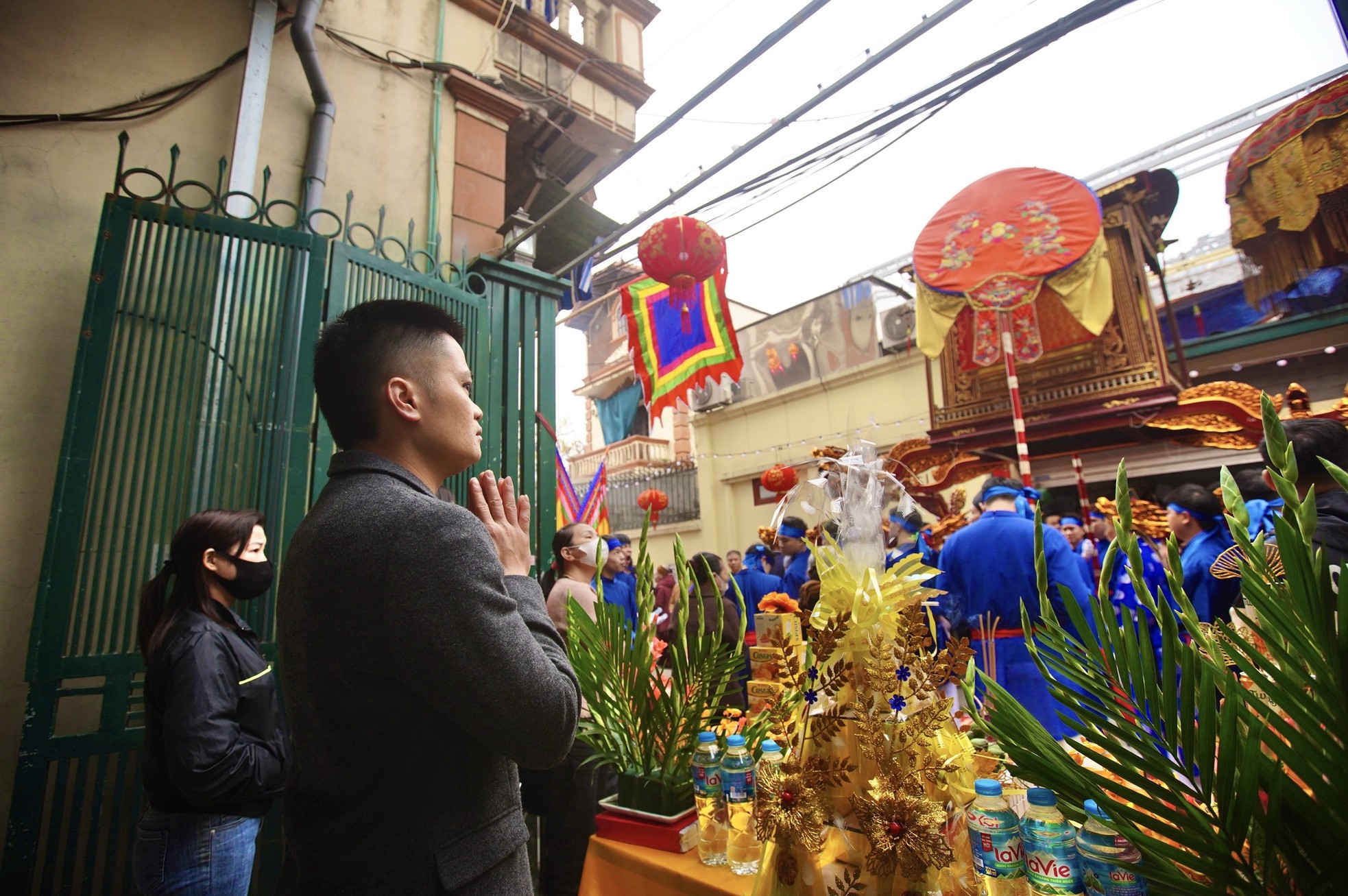 Cả làng La Phù trải chiếu hoa ra đường, 'xin lộc' từ kiệu Thánh ảnh 27