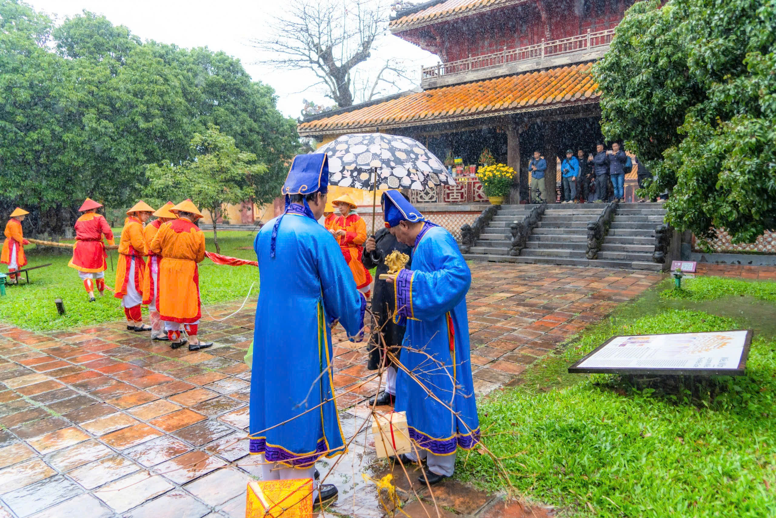 Hoàng cung Huế hạ nêu, khai ấn chúc xuân cho du khách - Ảnh 4.