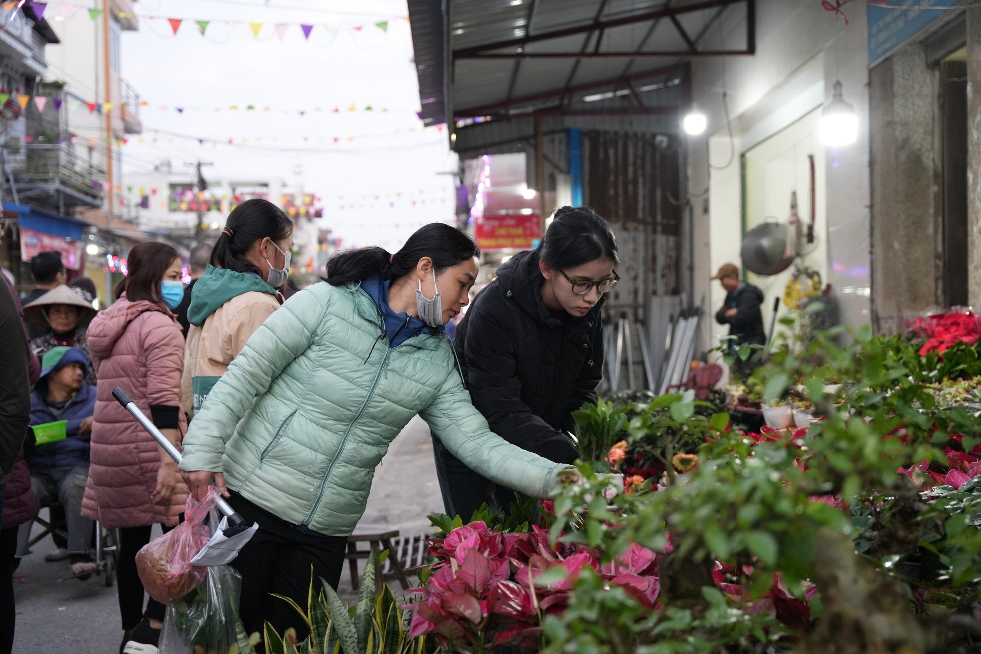 Vieng Market is bustling before the festival opening photo 5