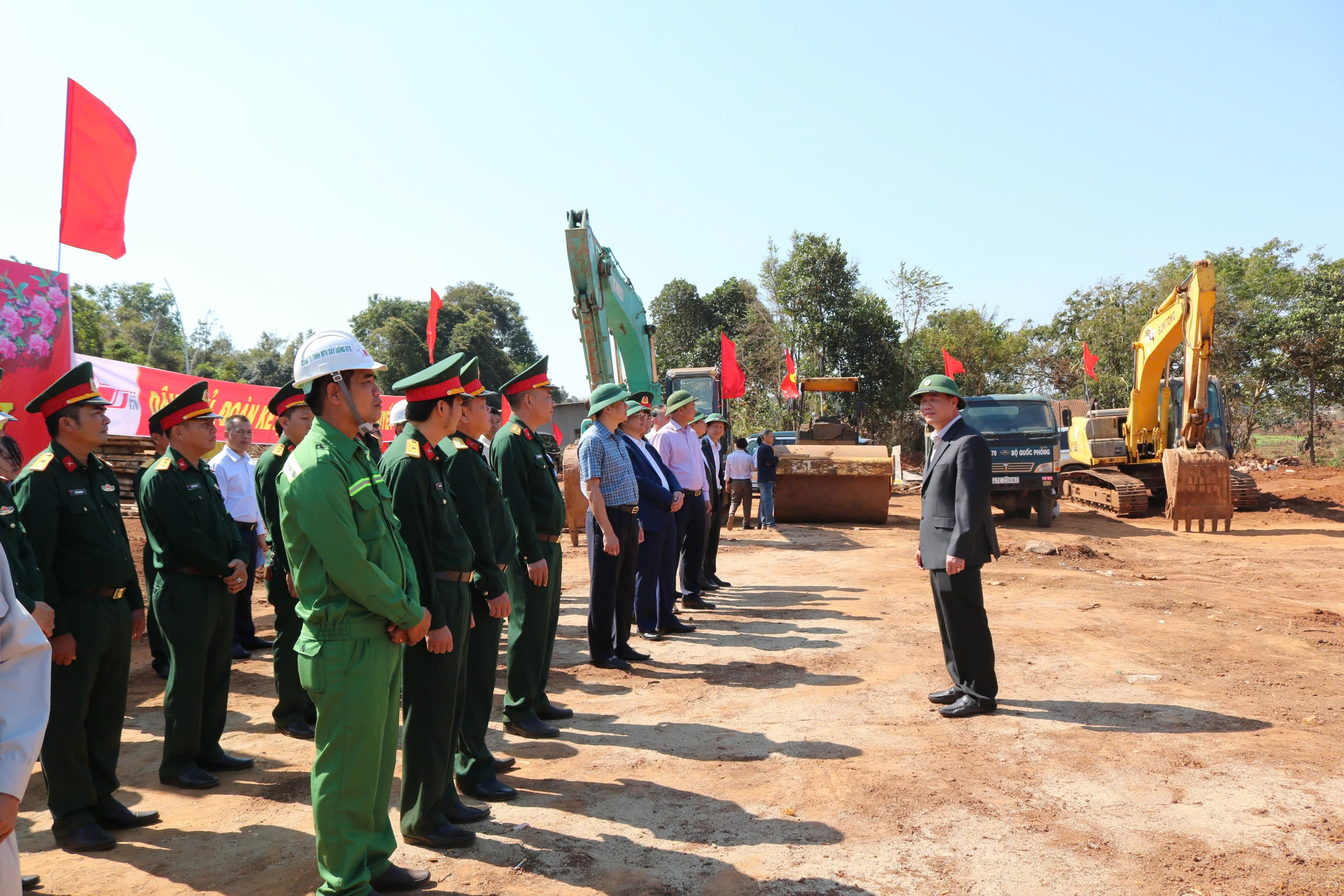 Lãnh đạo UBND tỉnh tặng quà, động viên các công nhân thi công Hồ thuỷ lợi Ea Tam ra quân đầu năm 2025