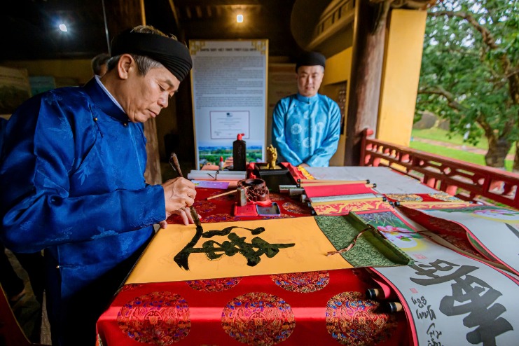 at present, the hau neu new year opening ceremony at the royal palace of hue picture 2