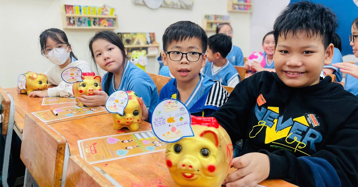 Teacher gives piggy banks and lucky money to the whole class to help students have an exciting year