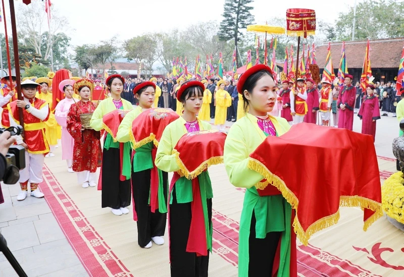 Phu Tho opens festival, offers incense to commemorate and show gratitude to Mother Au Co