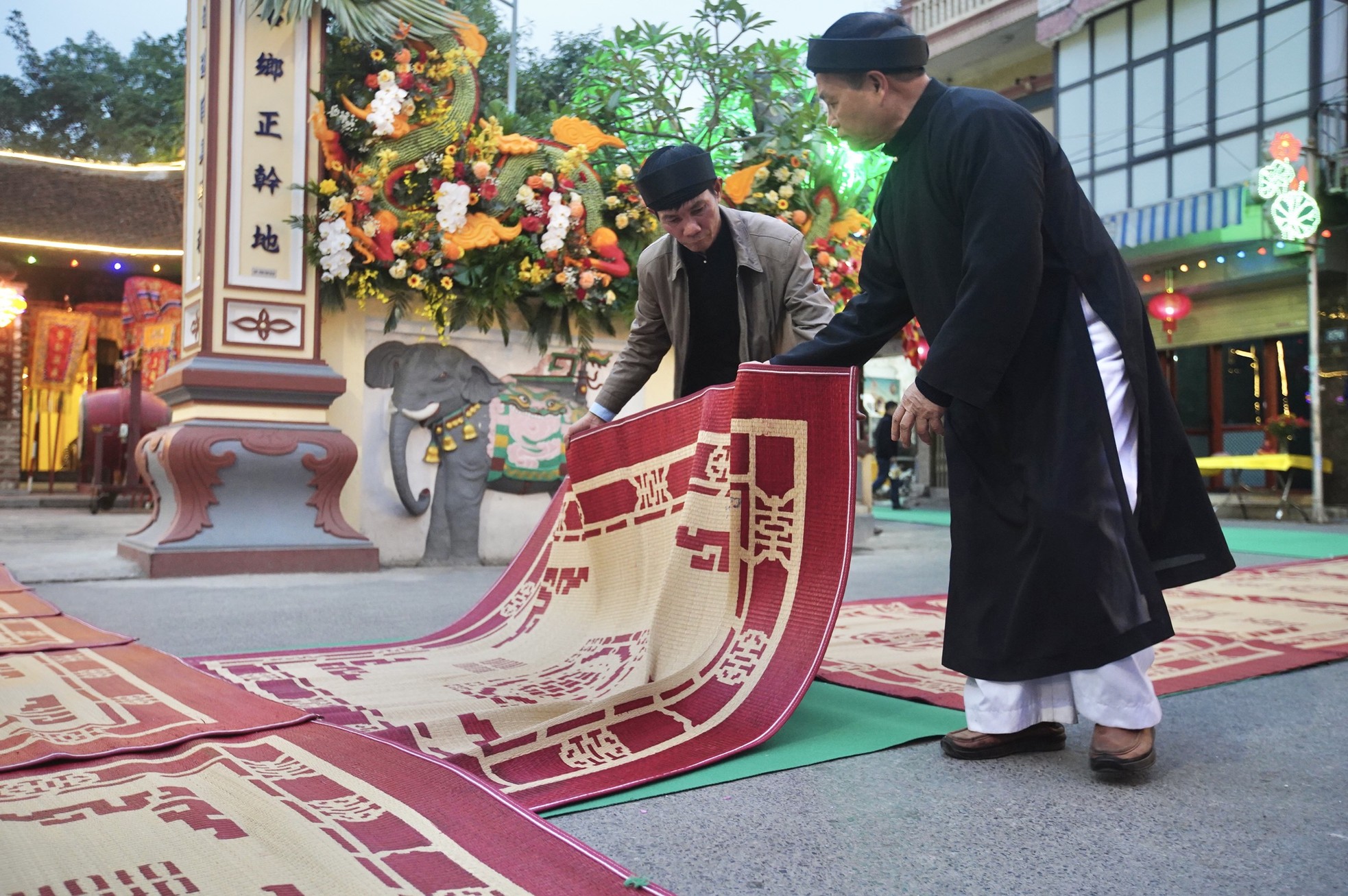 Cả làng La Phù trải chiếu hoa ra đường, 'xin lộc' từ kiệu Thánh ảnh 1