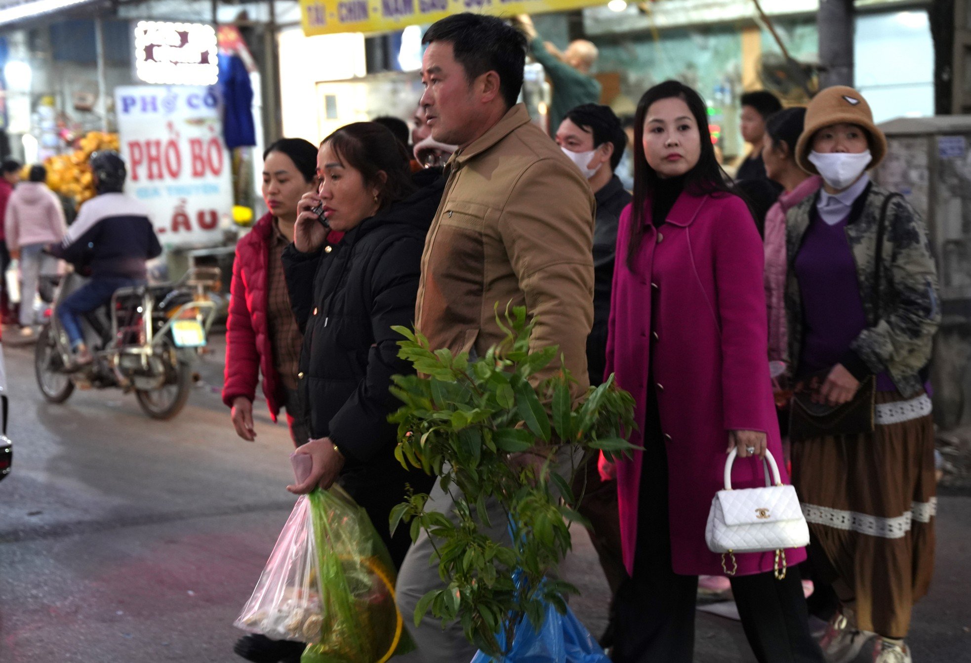 Vieng Market is bustling before the festival opening photo 8