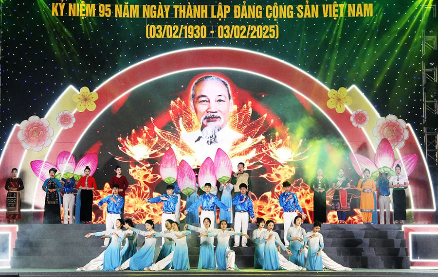 Impressive Art Program to celebrate the 95th anniversary of the founding of the Communist Party of Vietnam and "Spring Dance" of Yen Bai city in 2025