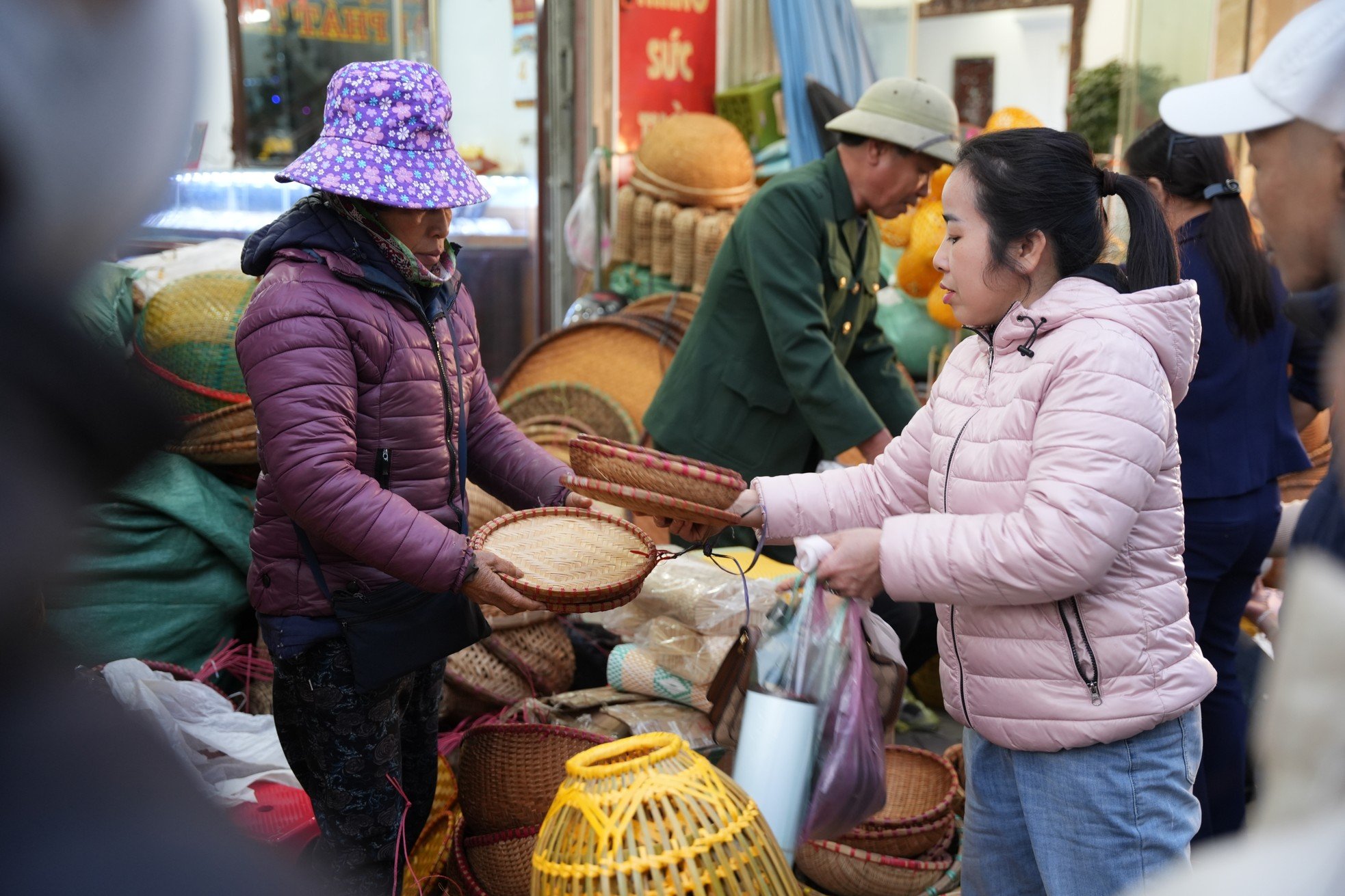 Vieng Market is bustling before the festival opening photo 7