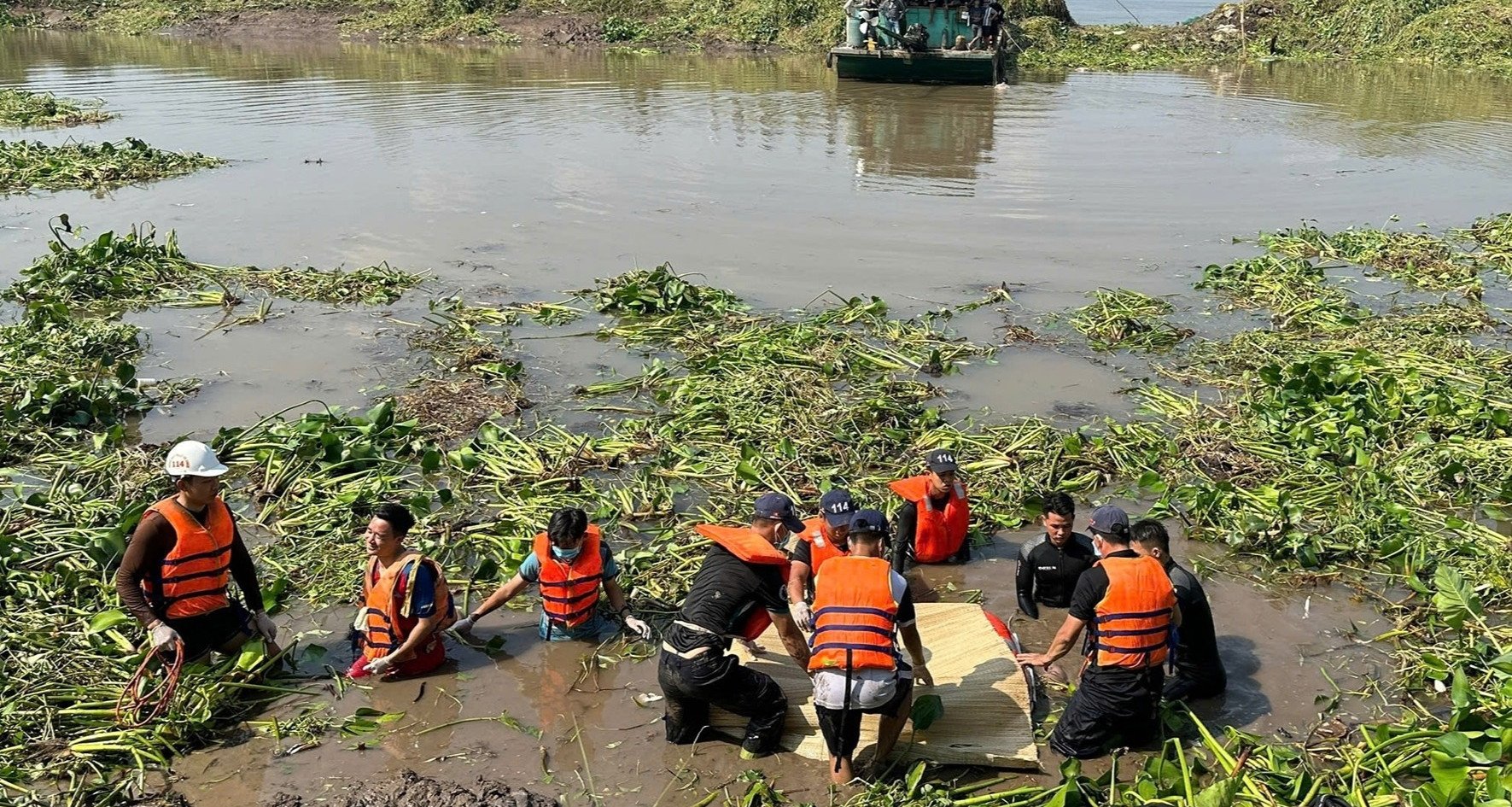 Les corps de trois jeunes hommes retrouvés aspirés par les égouts alors qu'ils se baignaient dans une rivière