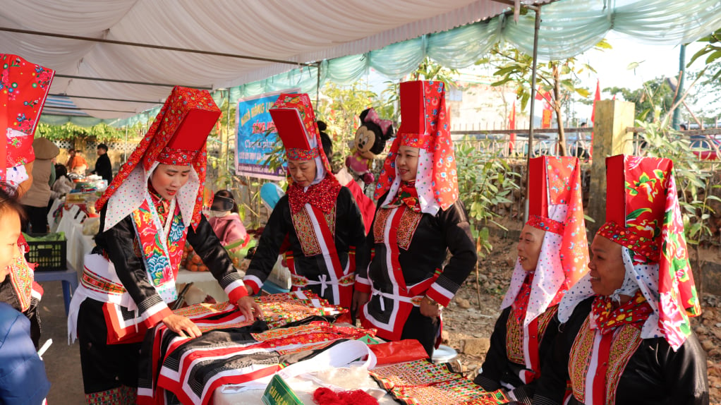 Stand mit Stickereien für traditionelle Dao-Kostüme auf dem Quang Lam-Markt