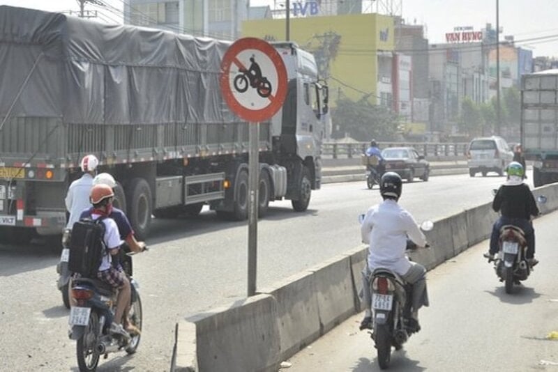 moto-aller-à-contresens.jpeg