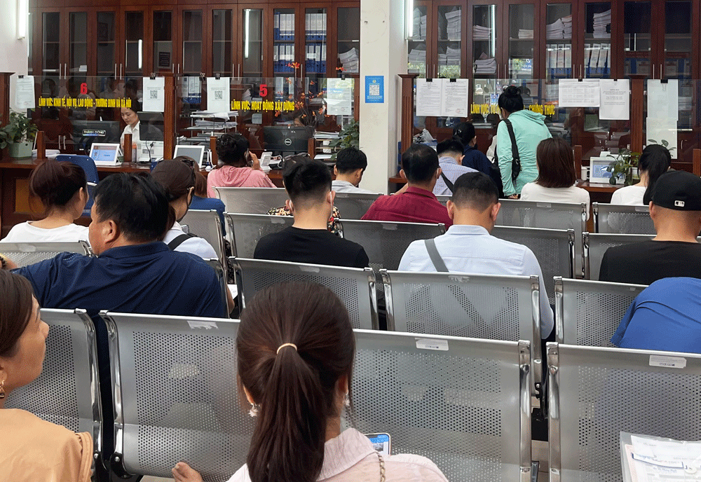 Le district de Ha Dong maintient strictement la discipline administrative le jour du Nouvel An