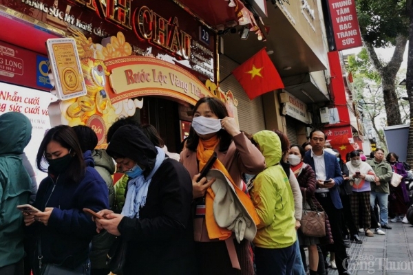 Affamé, faisant la queue pendant une demi-journée pour acheter de l'or à l'avance pour le jour du Dieu de la richesse