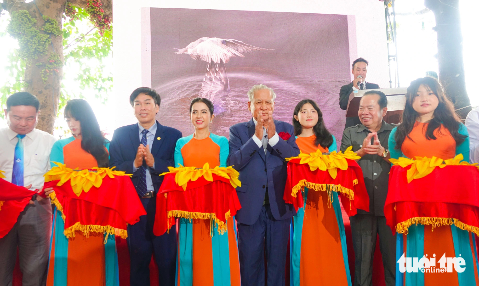 Tác phẩm 'Nhạn và Hải âu Kiên Giang' mang ý nghĩa đất lành chim đậu, bảo vệ môi trường thiên nhiên - Ảnh 1.