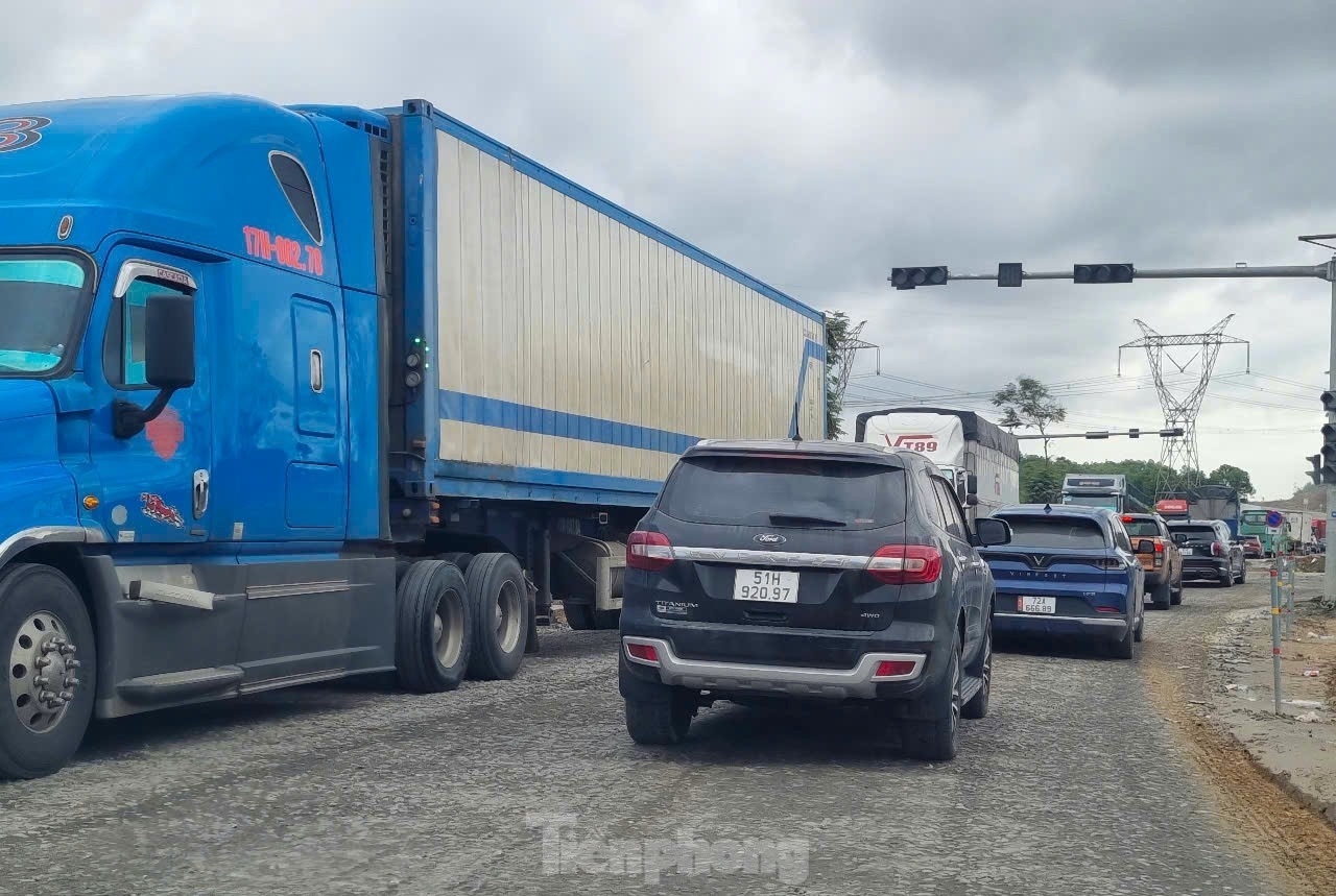 Autos bewegen sich nach und nach durch die Strecke Hoa Lien – Tuy Loan. Foto 1