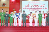 Ban giám đốc Công an tỉnh Nghệ An tặng hoa, chúc mừng 5 trưởng phòng, trưởng công an huyện nghỉ chờ hưu. 