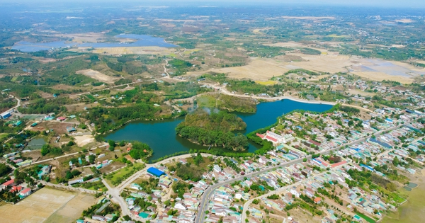 Der Truc-See erscheint wie ein wunderschönes Tuschgemälde in Dak Nong