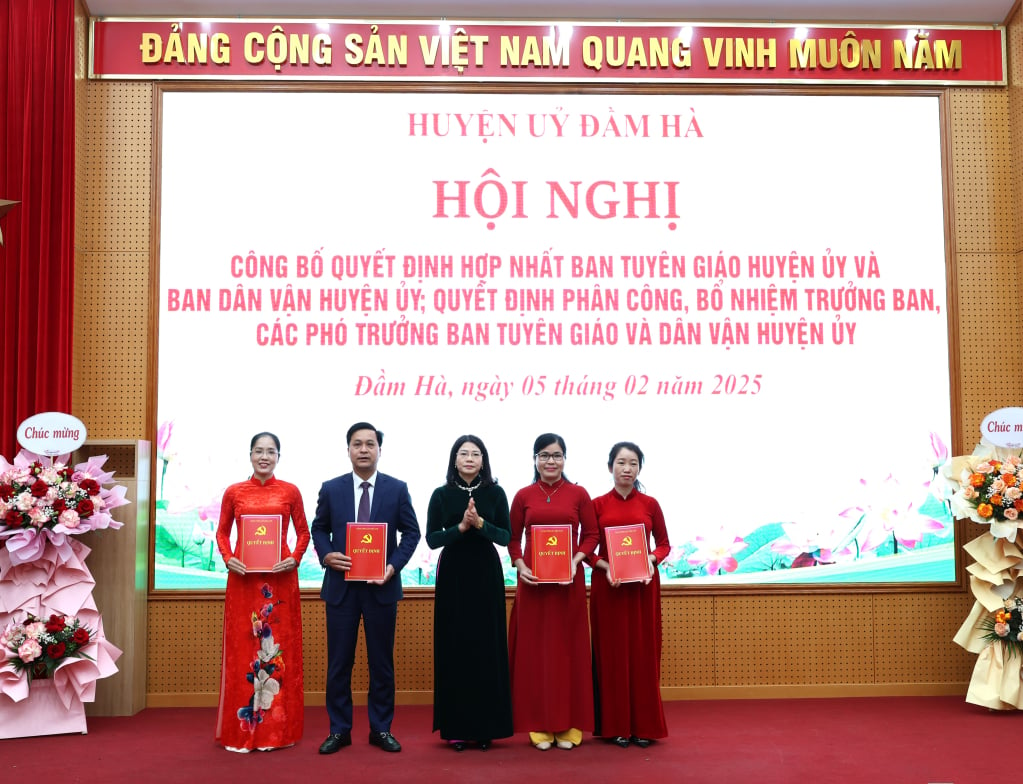 Đồng chí Đỗ Thị Ninh Hường - Tỉnh ủy viên, Bí thư Huyện ủy trao Quyết định phân công, bổ nhiệm Phó Trưởng Ban Tuyên giáo và Dân vận Huyện ủy.