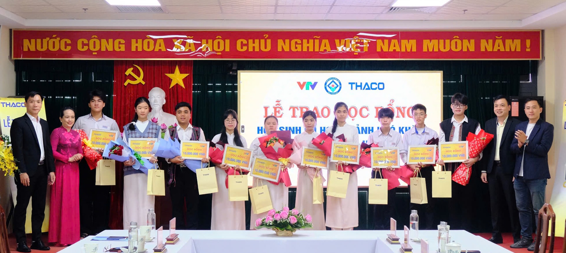 THACO awards scholarships for the Road to Olympia in the first quarter of 2025 in Hue