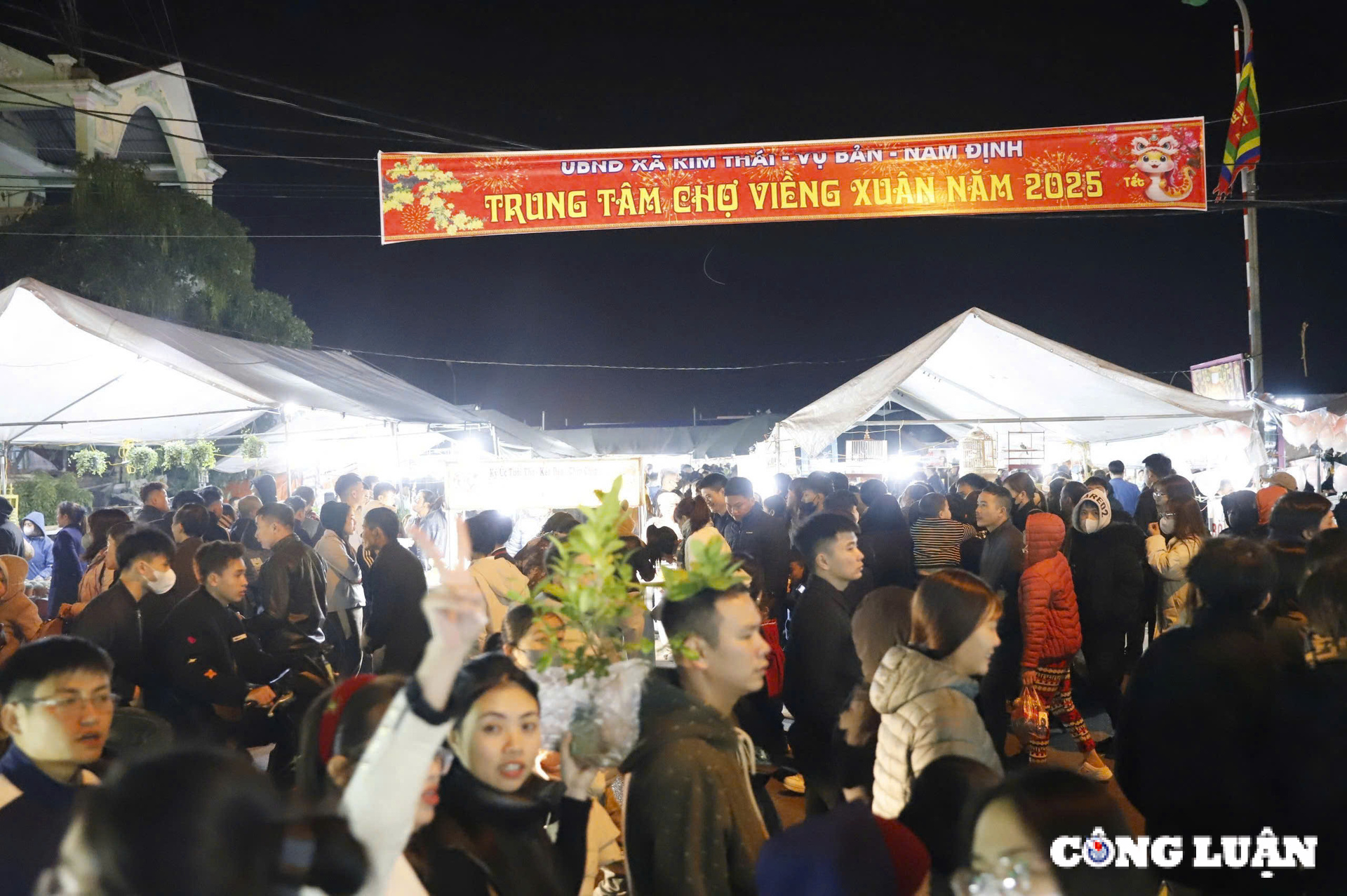 Des touristes apportent des cadeaux à l'hôpital provincial de Nam Dinh, photo 2