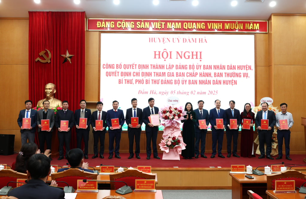 Comrade Do Thi Ninh Huong - Provincial Party Committee member, District Party Committee Secretary presented the Decision on the establishment of the District People's Committee Party Committee and the Decision on personnel of the District People's Committee Party Committee.