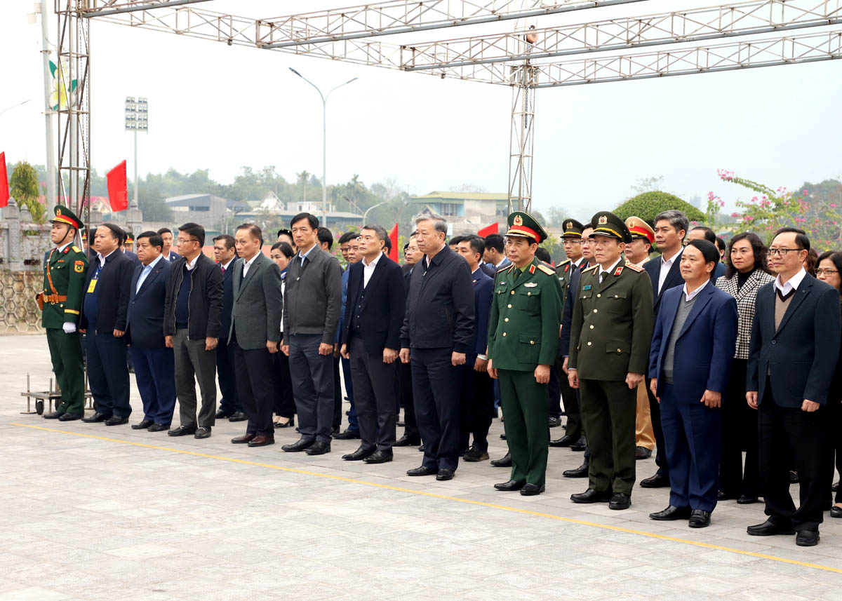 Tổng Bí thư Tô Lâm cùng đoàn thực hiện nghi thức viếng các AHLS trước Đền thờ Liệt  sỹ trong khuôn viên nghĩa trang