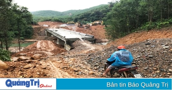 The project to connect the East branch with the West branch of Ho Chi Minh road is stuck in land acquisition due to failure to auction natural forests.