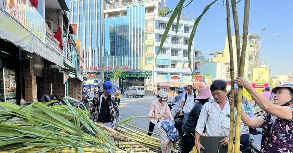 Chợ 'lễ vật linh thiêng' vía Trời họp mỗi năm 1 lần ở TPHCM