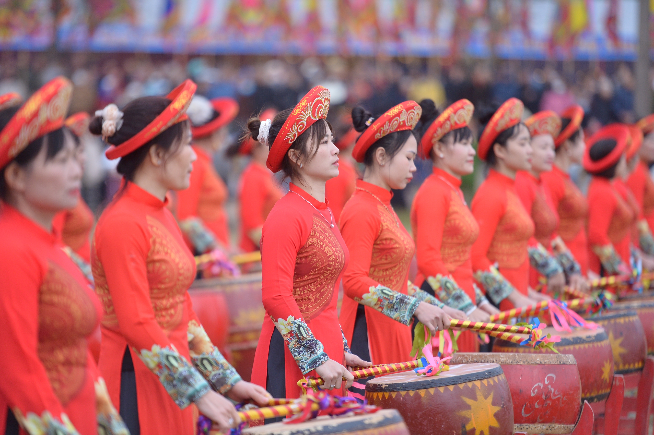 Lão nông 75 tuổi nhập linh khí quân vương, khoác long bào xuống ruộng đi cày tại Lễ hội Tịch điền Đọi Sơn 2025 - Ảnh 2.