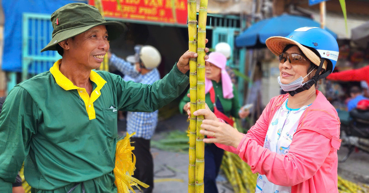 Comprando y vendiendo alegremente caña de azúcar antes del cumpleaños del Emperador de Jade