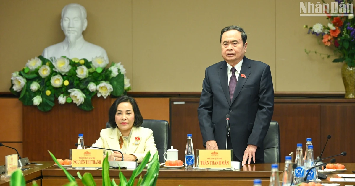 [Foto] El presidente de la Asamblea Nacional, Tran Thanh Man, visita y trabaja con los comités de la Asamblea Nacional y el periódico de representantes del pueblo