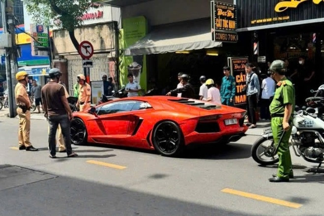 70-jähriger Fahrer eines Lamborghini-Supersportwagens bleibt in Ho-Chi-Minh-Stadt ungewöhnlicherweise mitten auf der Straße stehen